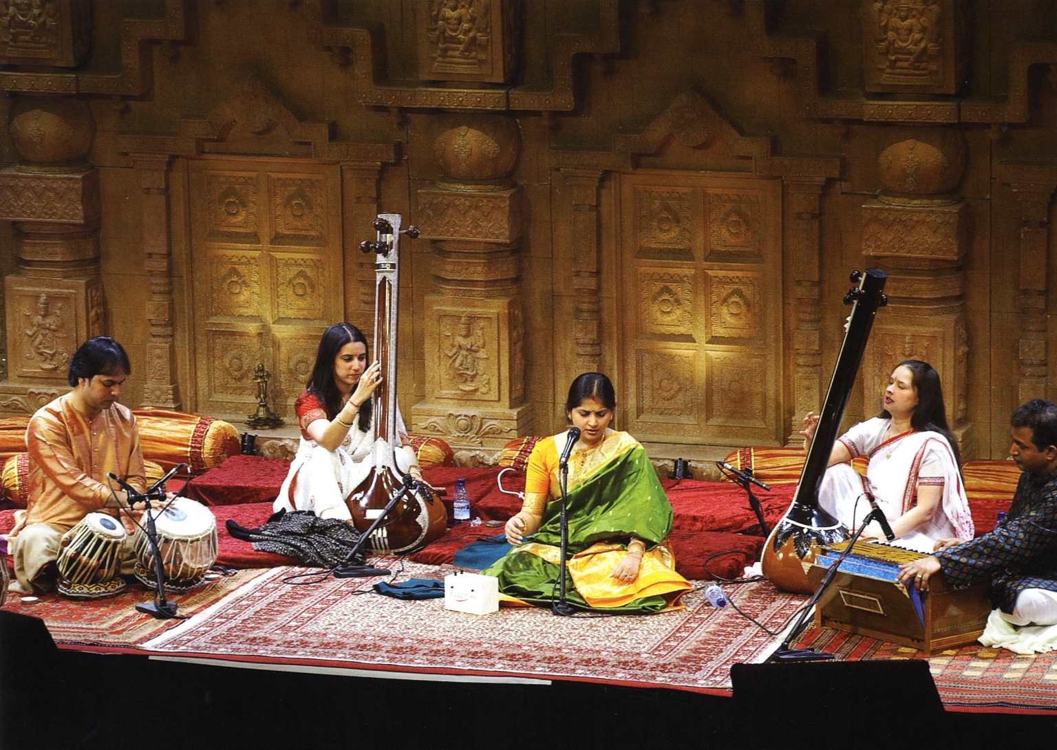 Песня танцы востока. Музыкальная культура Индии. Культура Востока. Индийские музыкальные инструменты. Музыкальные традиции Индии.