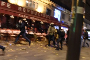 TOPSHOTS People run after hearing what is believed to be explosions or gun shots near Place de la Republique square in Paris on November 13, 2015. At least 18 people were killed in several shootings and explosions in Paris today, police said. AFP PHOTO / DOMINIQUE FAGET ORG XMIT: PB4720